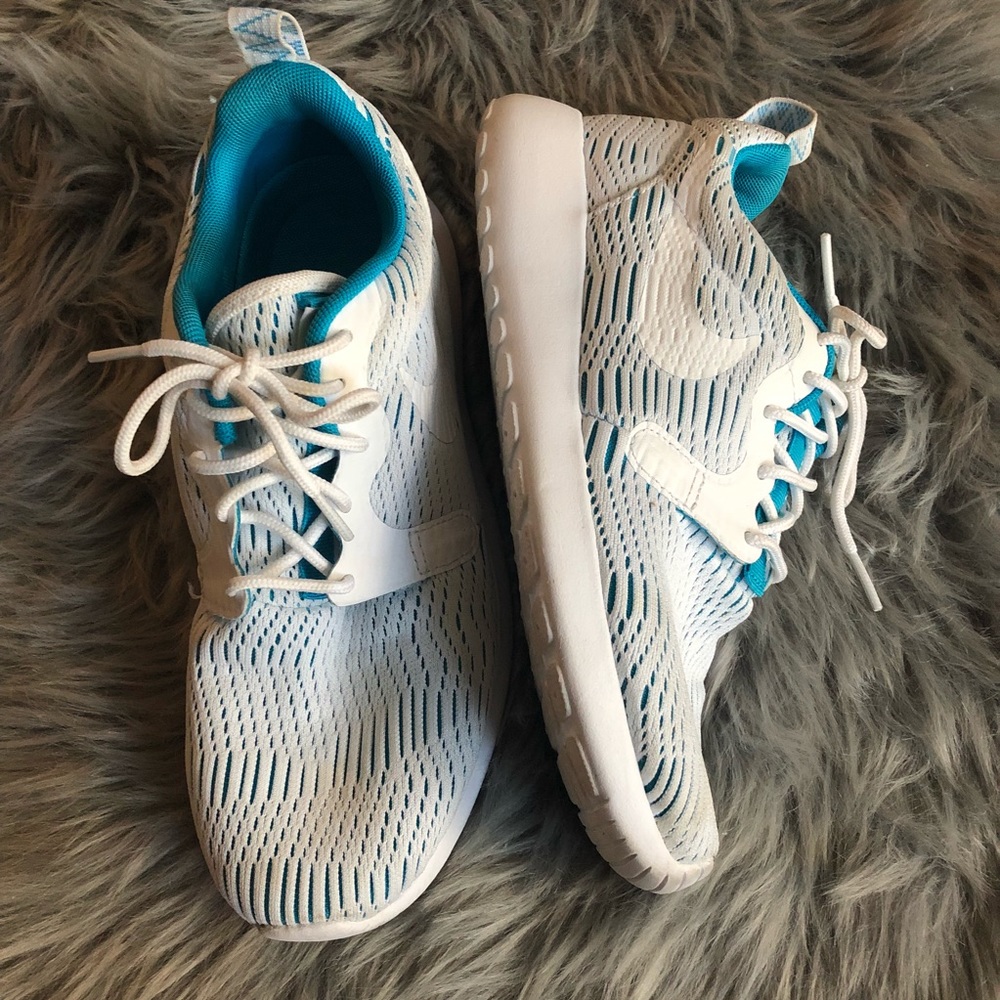SUPER CLEAN Nike Roshe Sneakers | size 6
